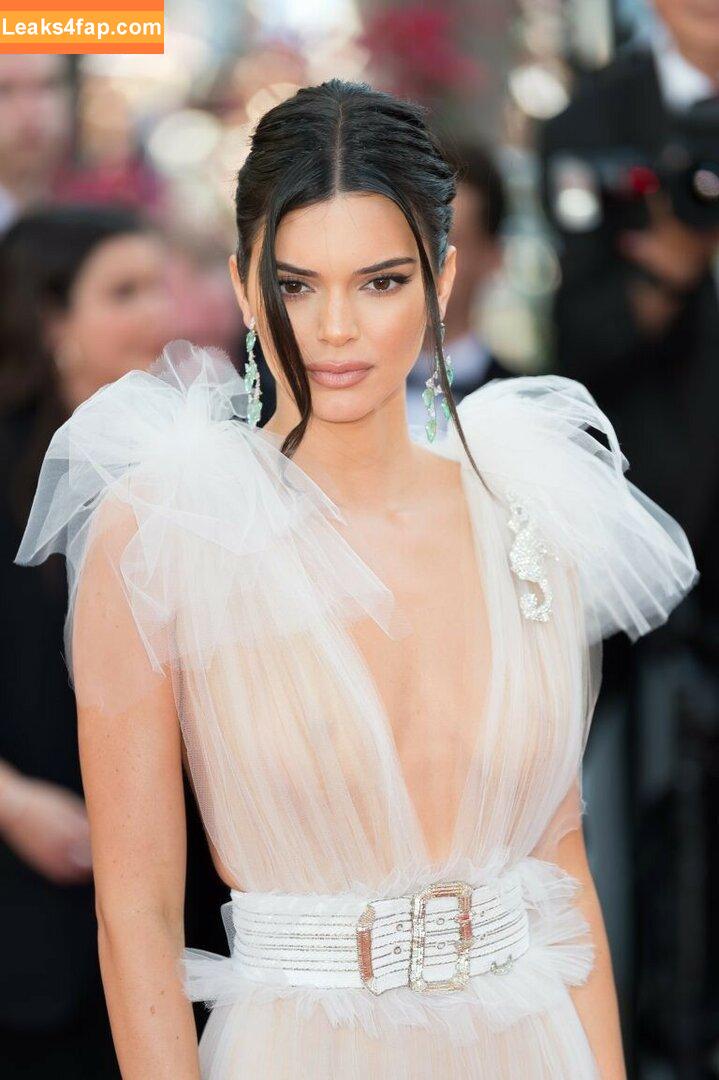 Kendall Jenner / KendallJenner / https: leaked photo photo #0293