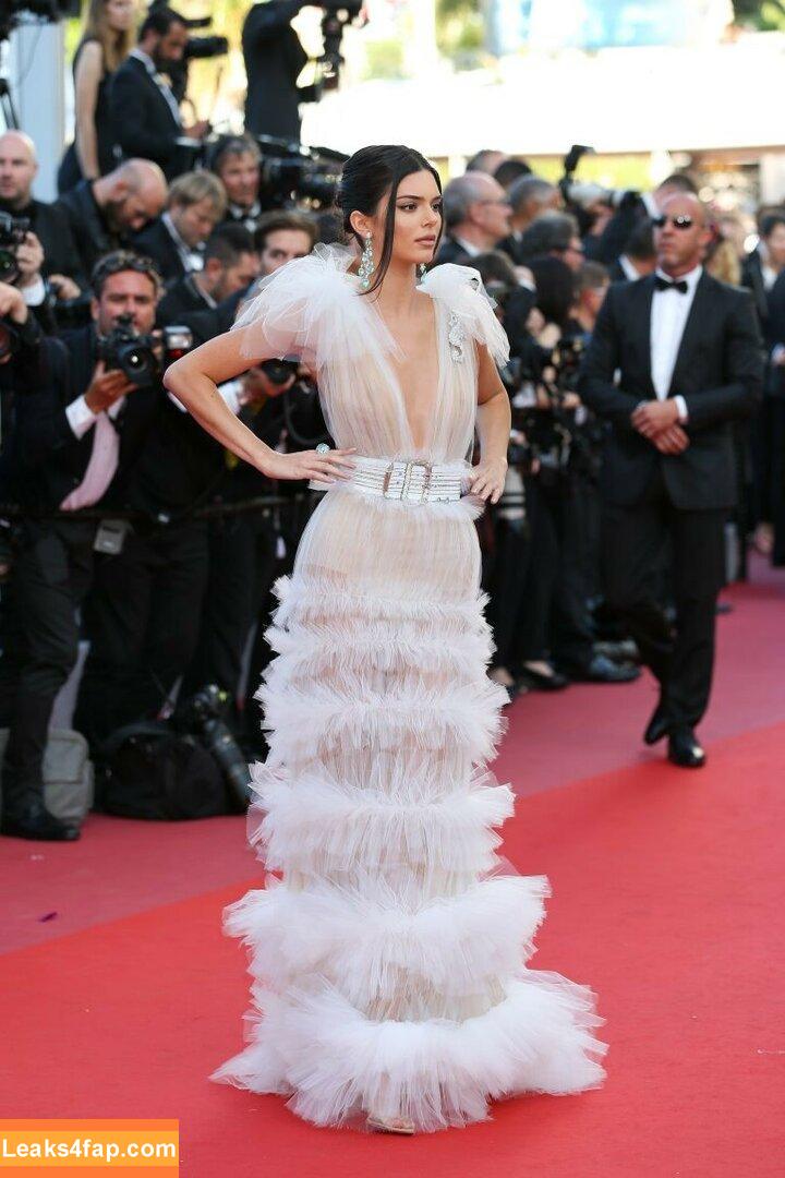 Kendall Jenner / KendallJenner / https: leaked photo photo #0311