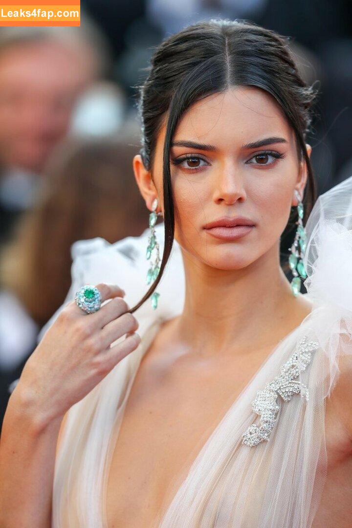 Kendall Jenner / KendallJenner / https: leaked photo photo #0322