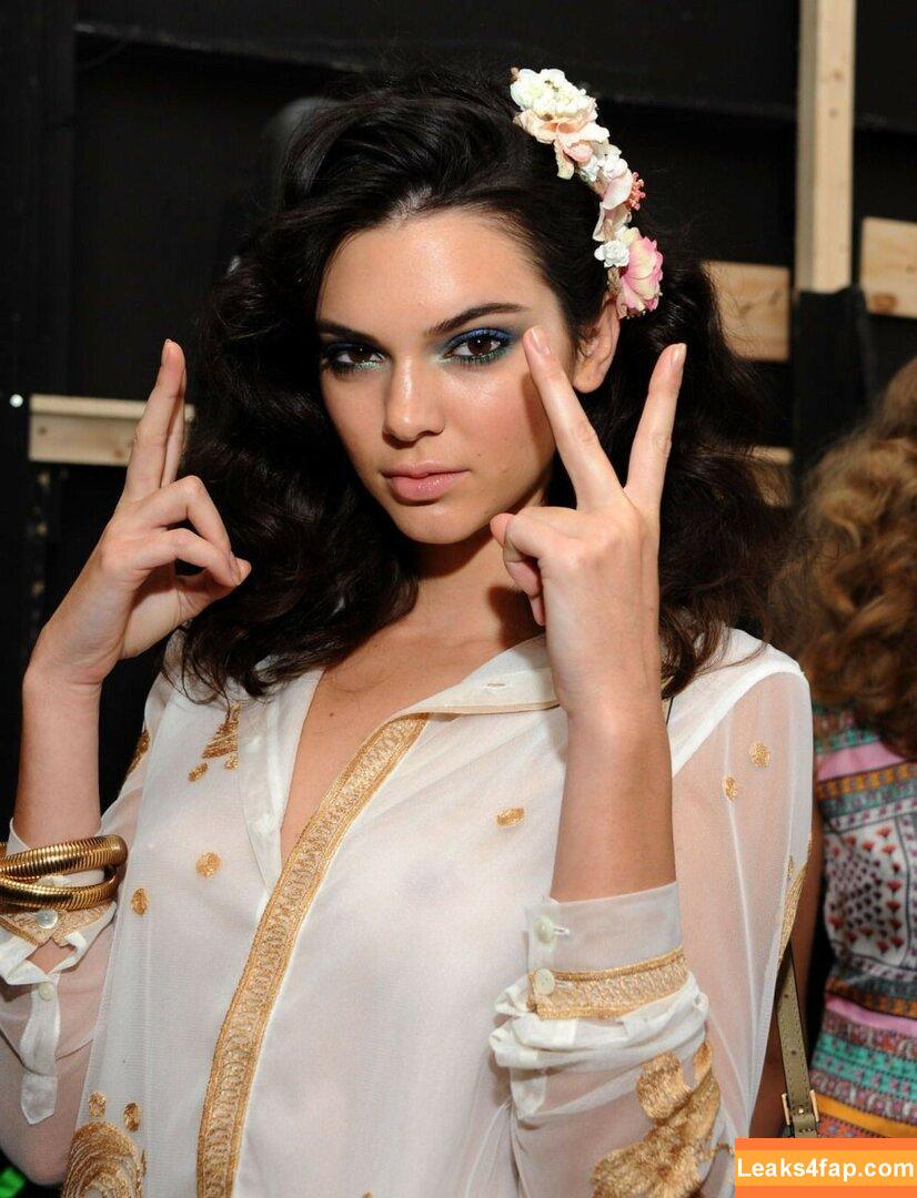 Kendall Jenner / KendallJenner / https: leaked photo photo #0365