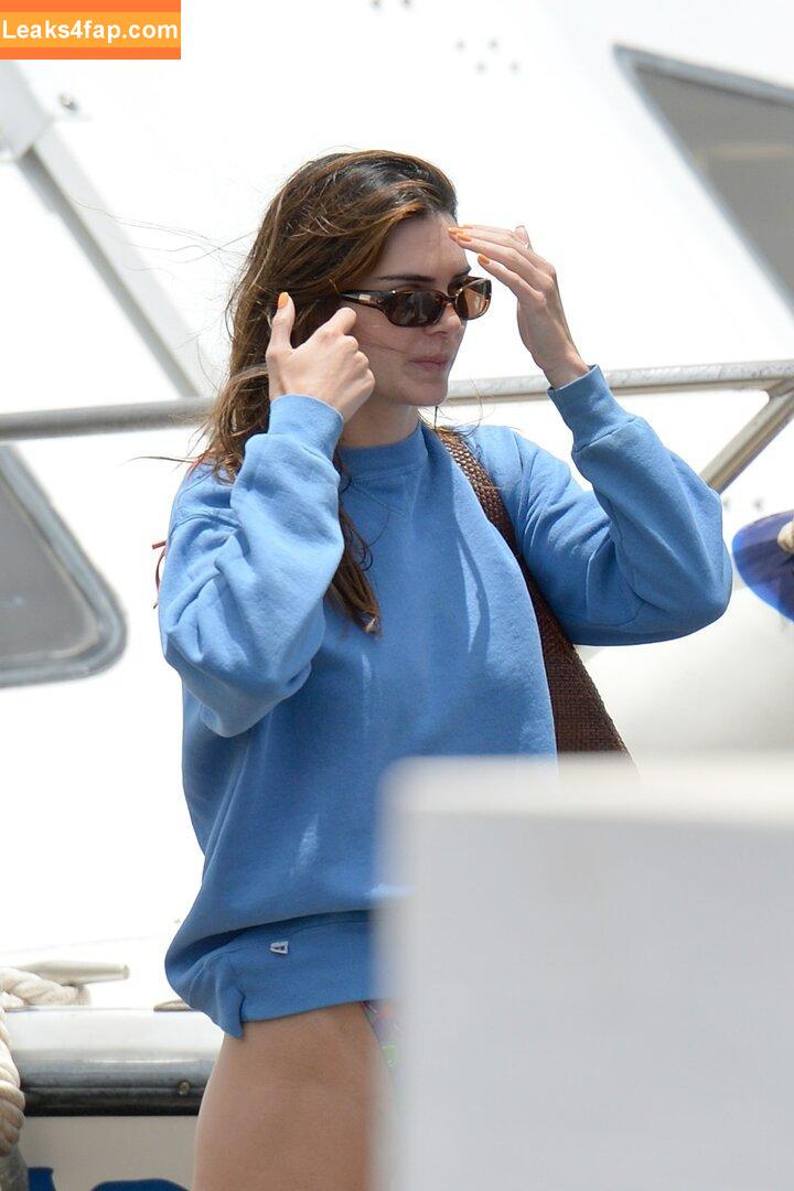 Kendall Jenner / KendallJenner / https: leaked photo photo #0414