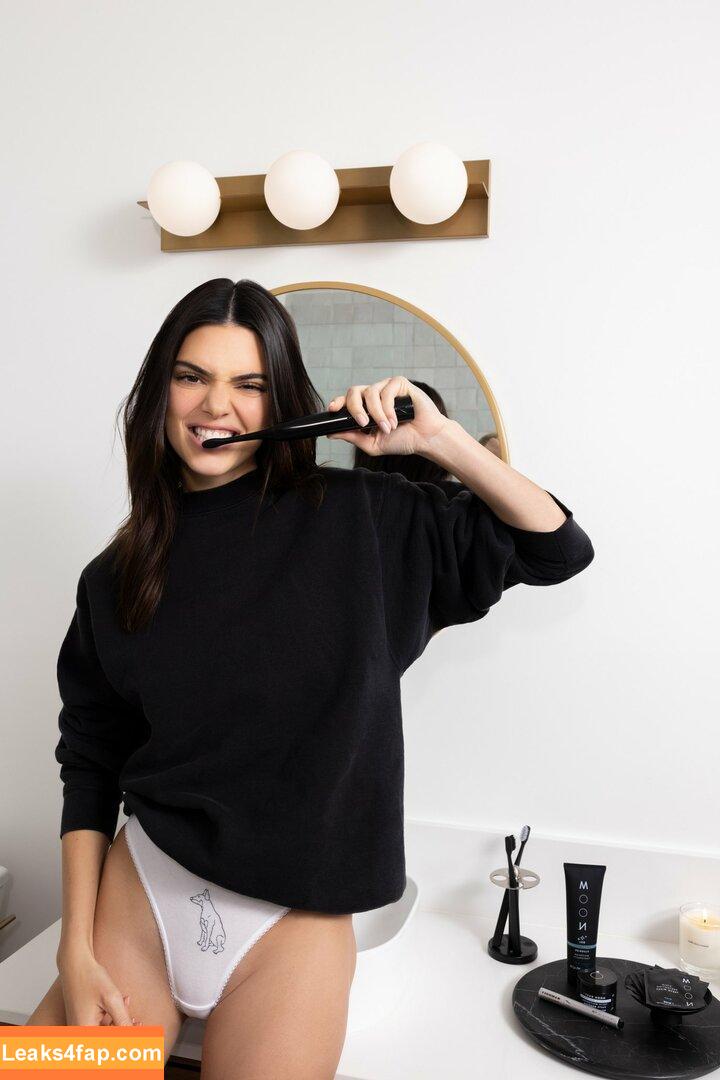 Kendall Jenner / KendallJenner / https: leaked photo photo #0429
