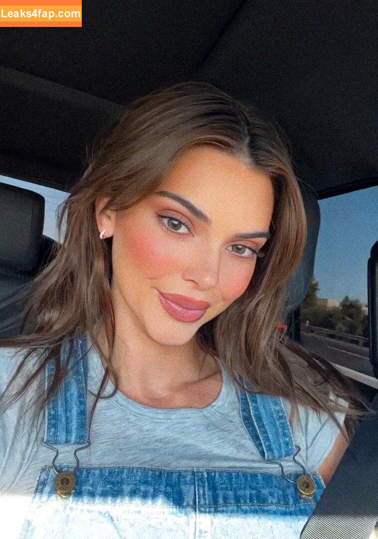 Kendall Jenner / KendallJenner / https: leaked photo photo #0433
