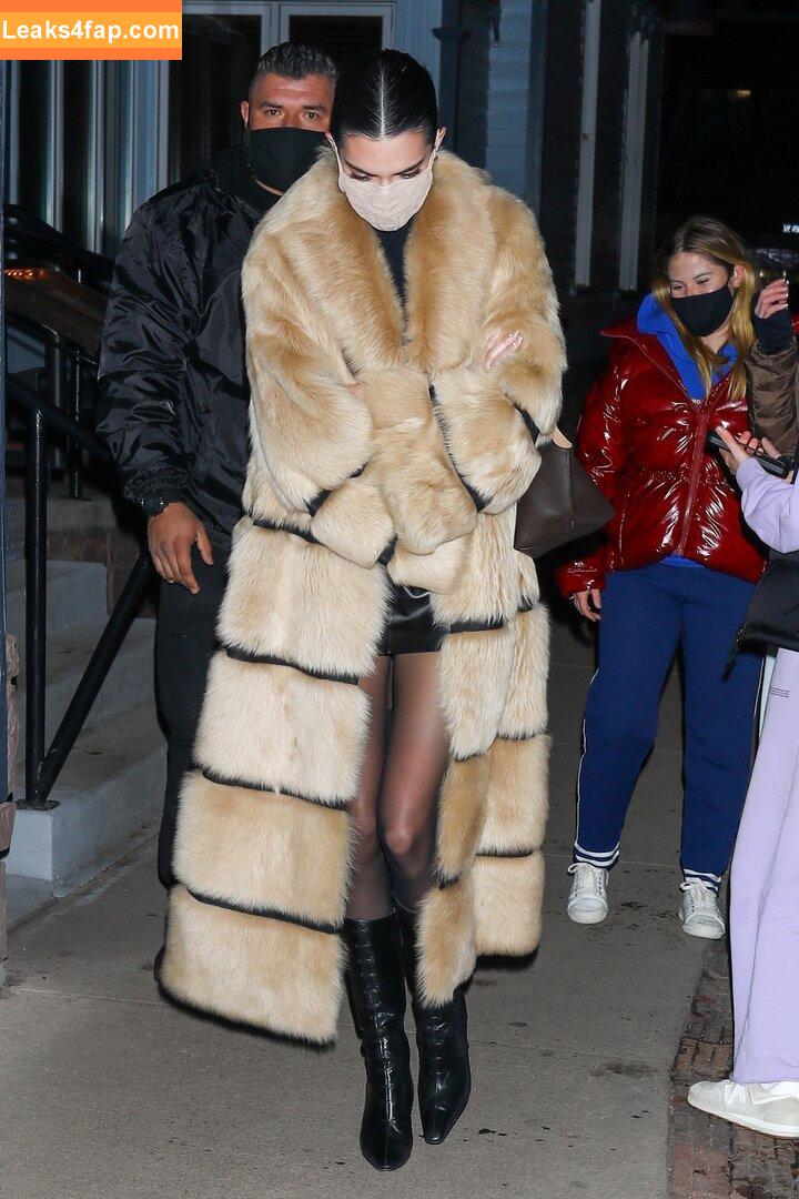 Kendall Jenner / KendallJenner / https: слитое фото фото #0476