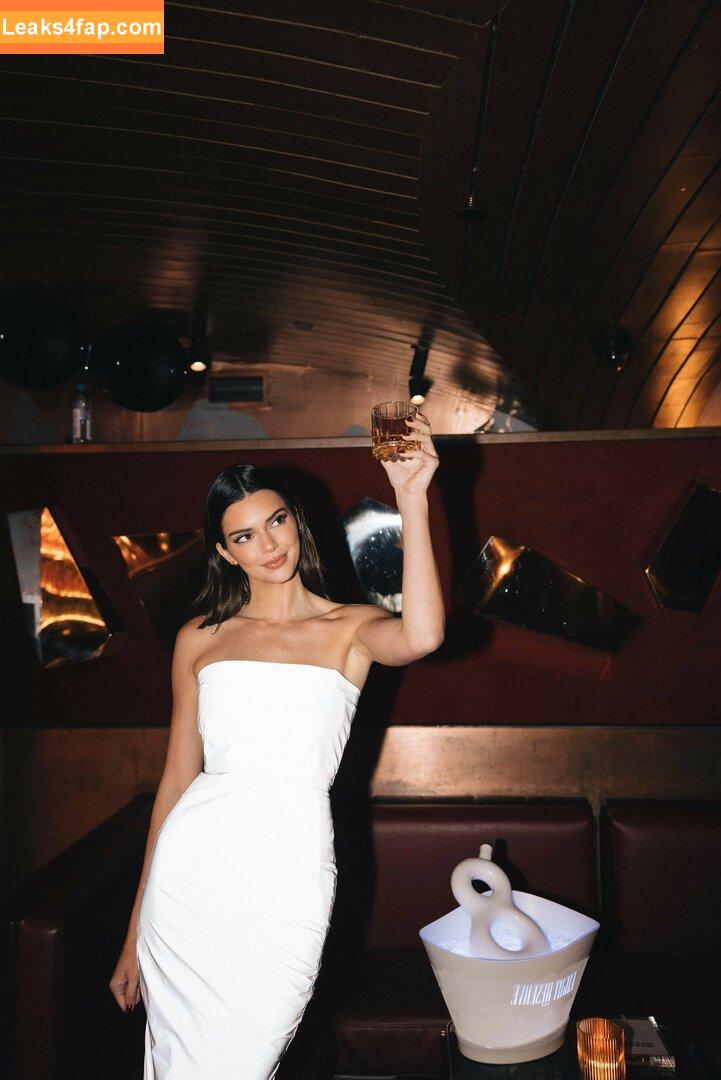 Kendall Jenner / KendallJenner / https: leaked photo photo #0534