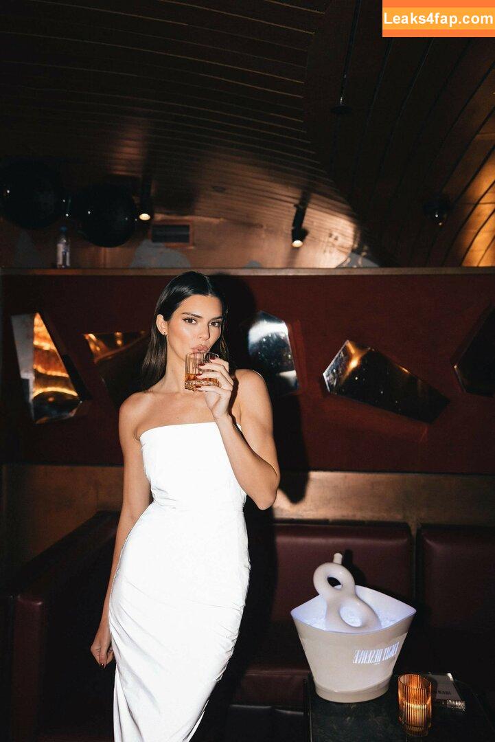Kendall Jenner / KendallJenner / https: leaked photo photo #0539