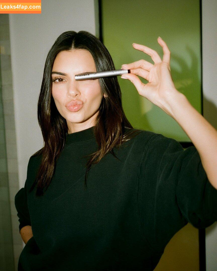Kendall Jenner / KendallJenner / https: leaked photo photo #0599