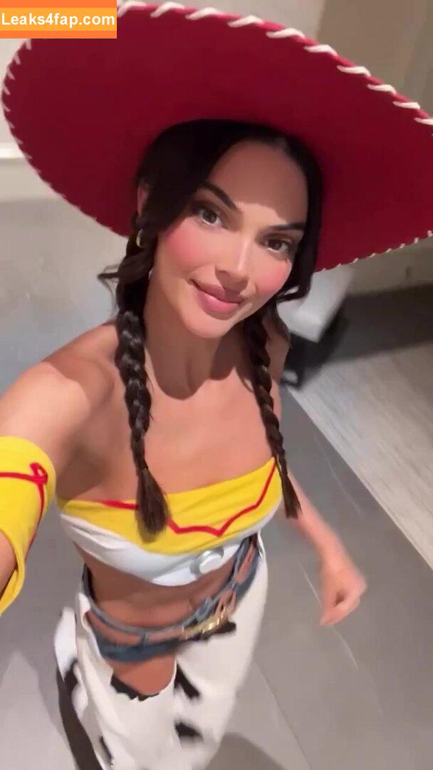 Kendall Jenner / KendallJenner / https: leaked photo photo #0605