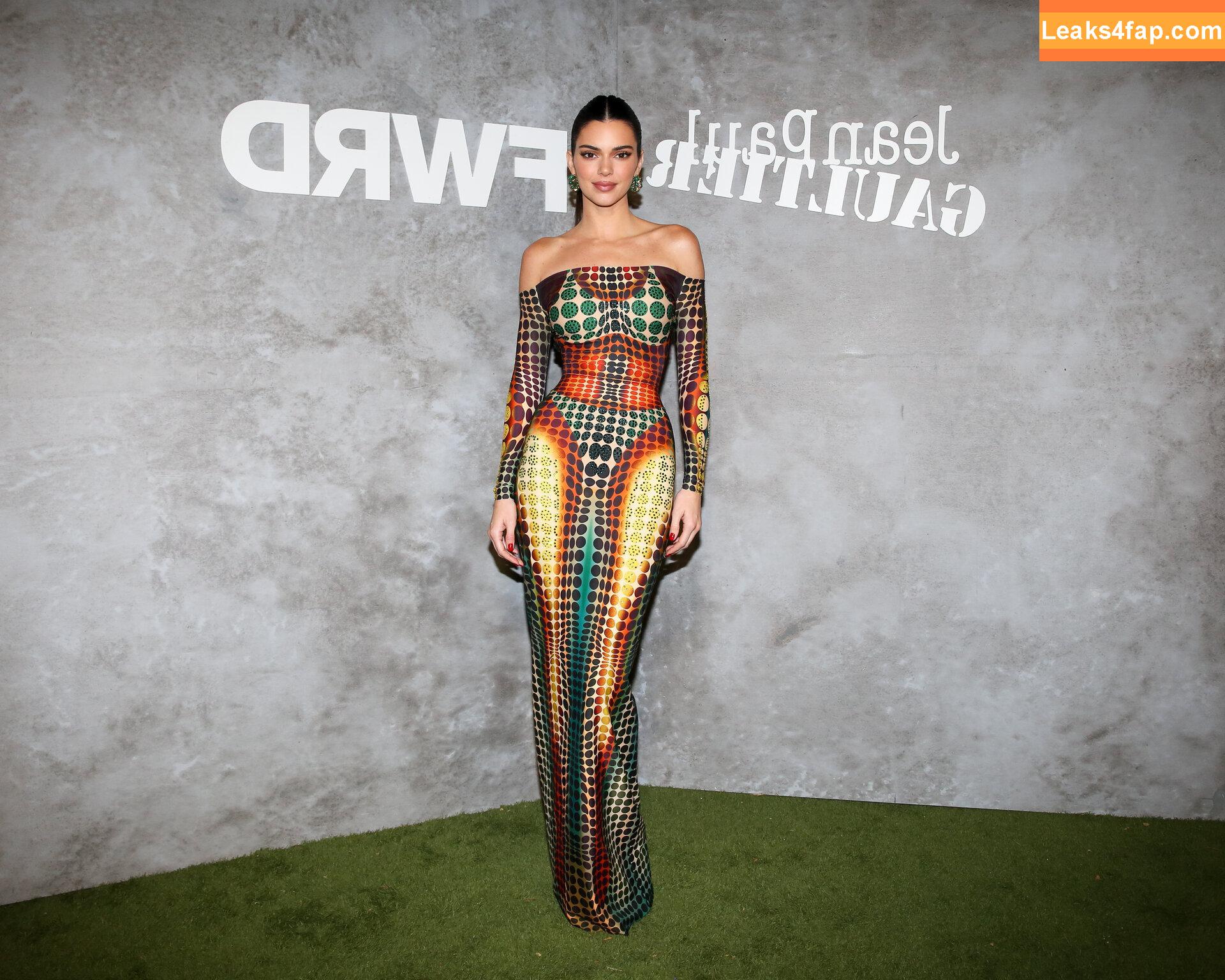 Kendall Jenner / KendallJenner / https: leaked photo photo #0633