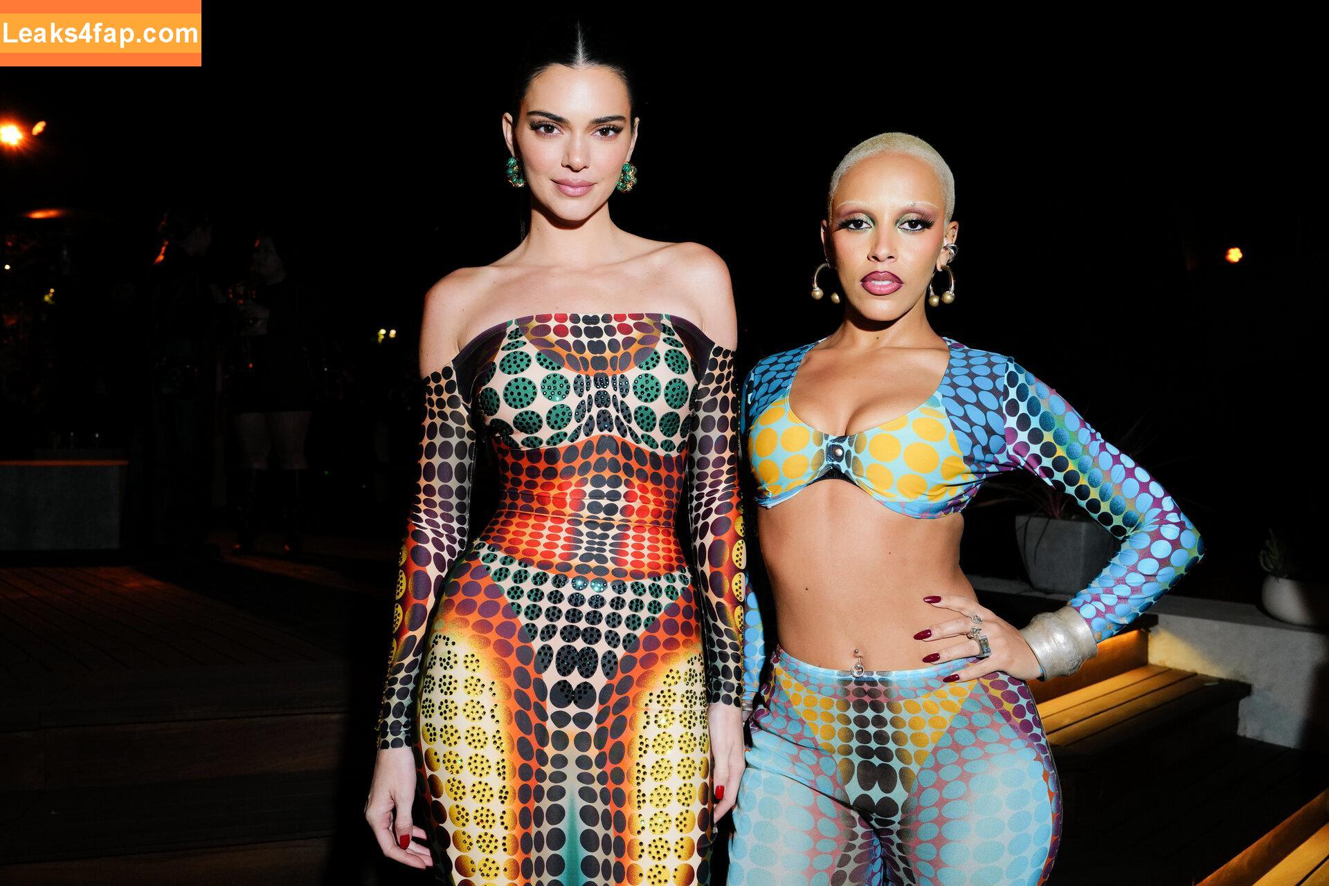 Kendall Jenner / KendallJenner / https: leaked photo photo #0636