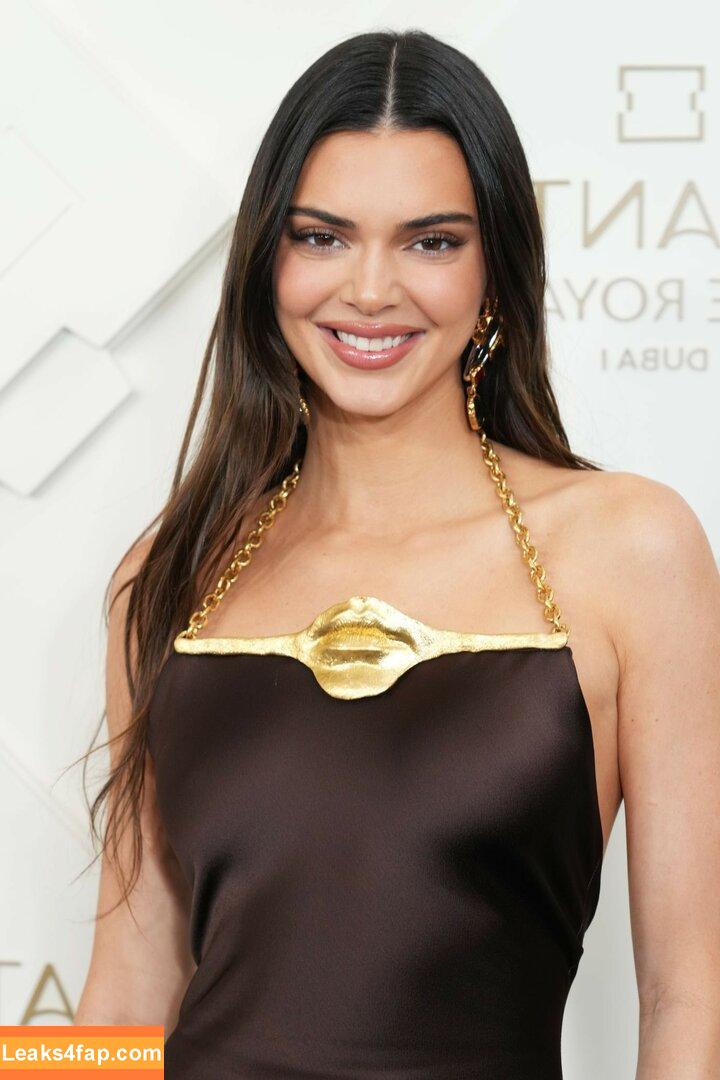 Kendall Jenner / KendallJenner / https: leaked photo photo #0699