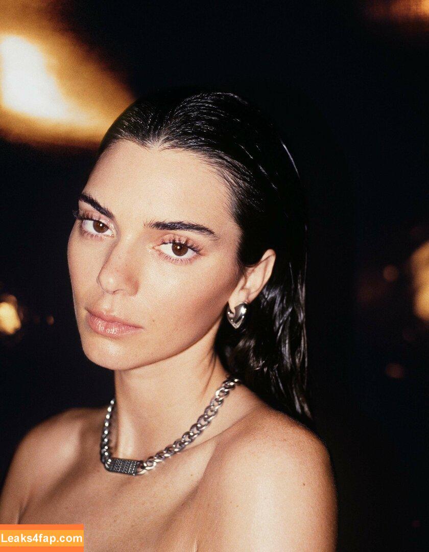 Kendall Jenner / KendallJenner / https: слитое фото фото #0746