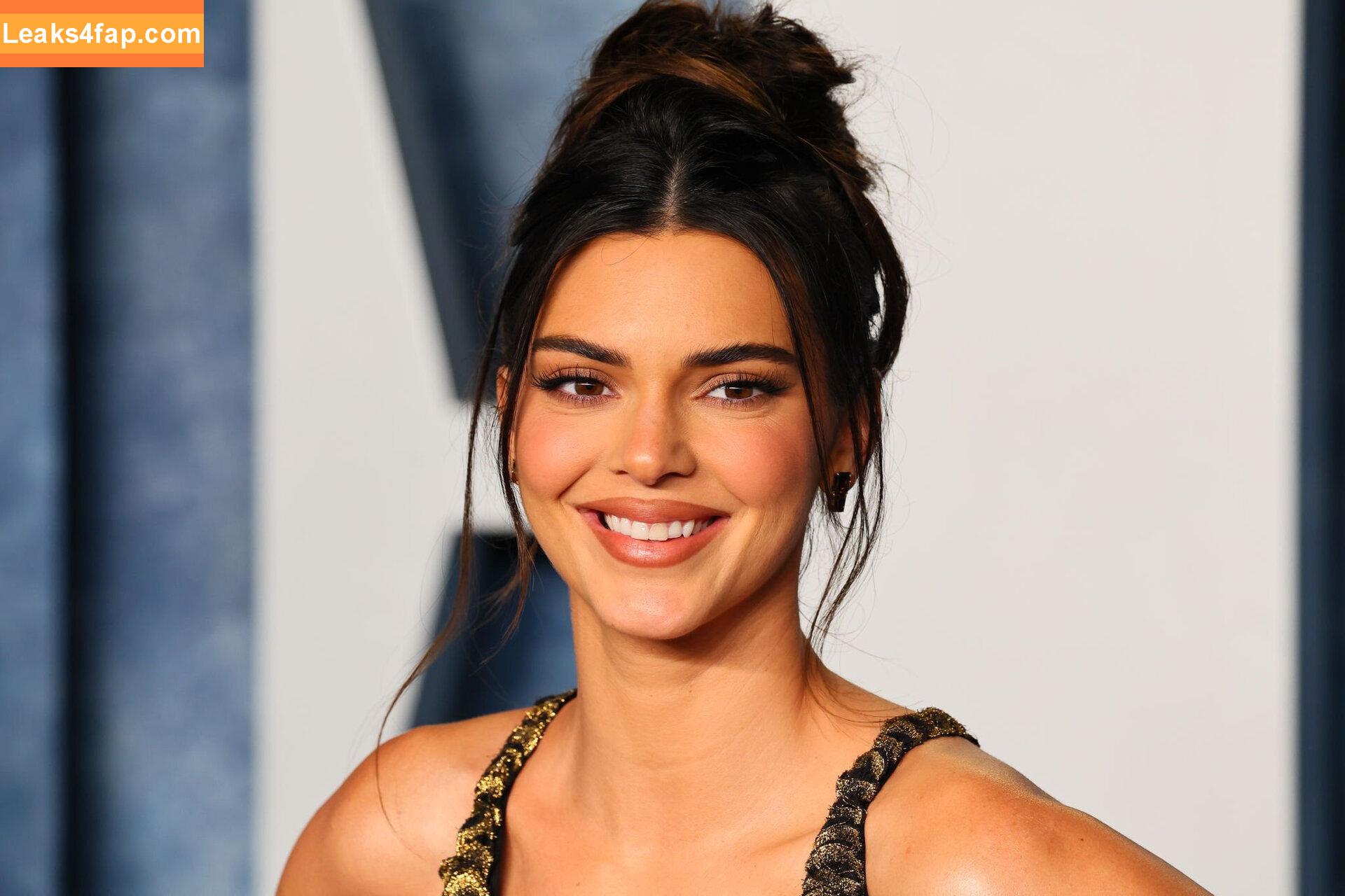 Kendall Jenner / KendallJenner / https: leaked photo photo #0823