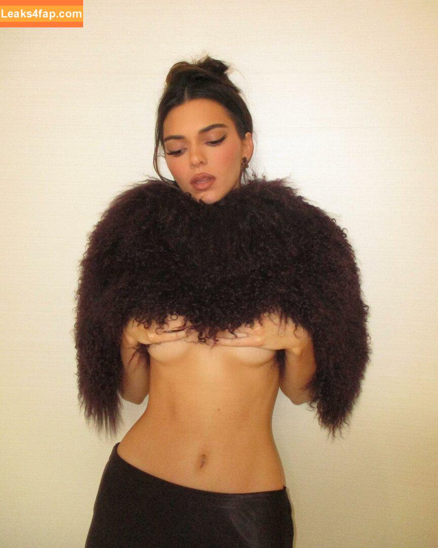 Kendall Jenner / KendallJenner / https: leaked photo photo #0824