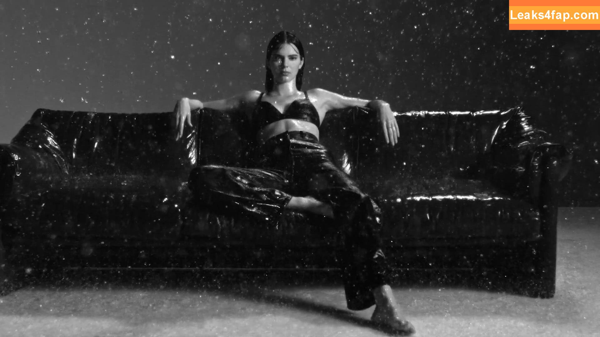 Kendall Jenner / KendallJenner / https: leaked photo photo #0825