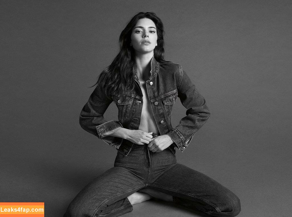 Kendall Jenner / KendallJenner / https: leaked photo photo #0834