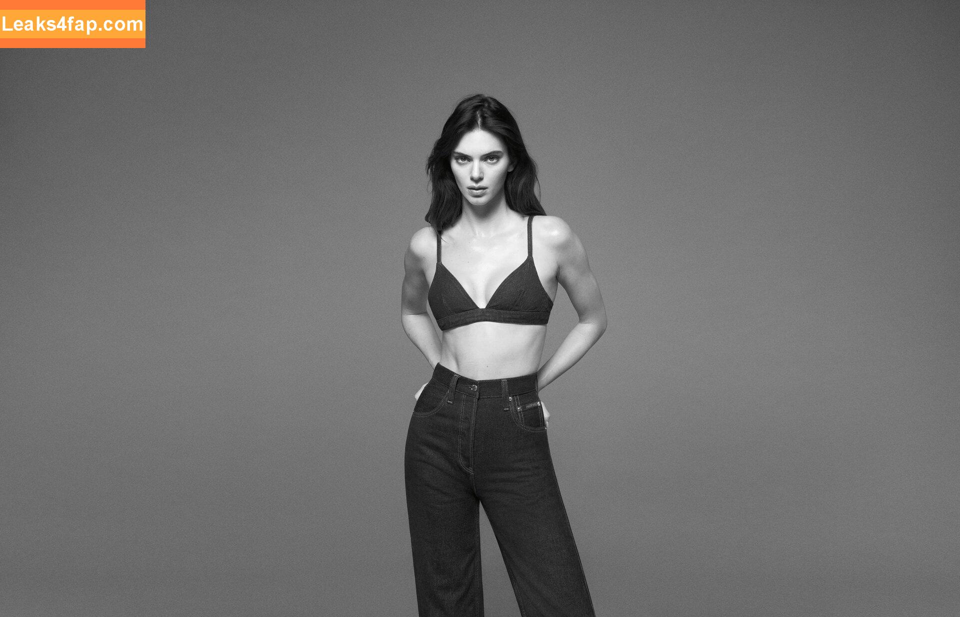 Kendall Jenner / KendallJenner / https: leaked photo photo #0849