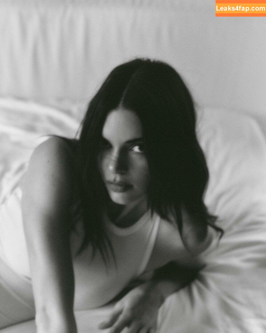 Kendall Jenner / KendallJenner / https: leaked photo photo #0889