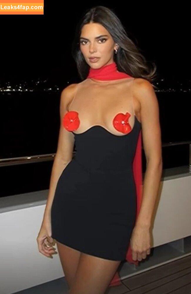 Kendall Jenner / KendallJenner / https: leaked photo photo #1127