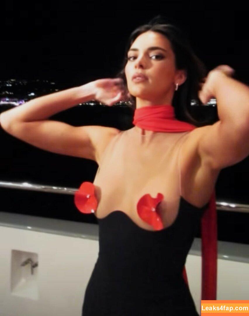 Kendall Jenner / KendallJenner / https: leaked photo photo #1137