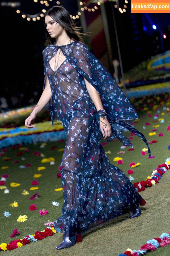 Kendall Jenner / KendallJenner слитое фото фото #3297