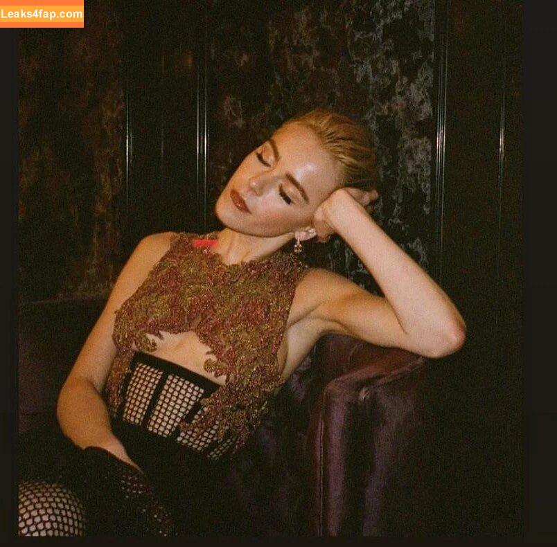 Kiernan Shipka / AdventuresSabrina / kiernanshipka leaked photo photo #0293