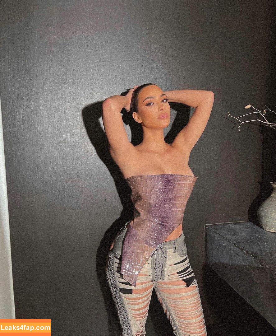 Kim Kardashian / https: / kimkadarshian / kimkardashian leaked photo photo #0008