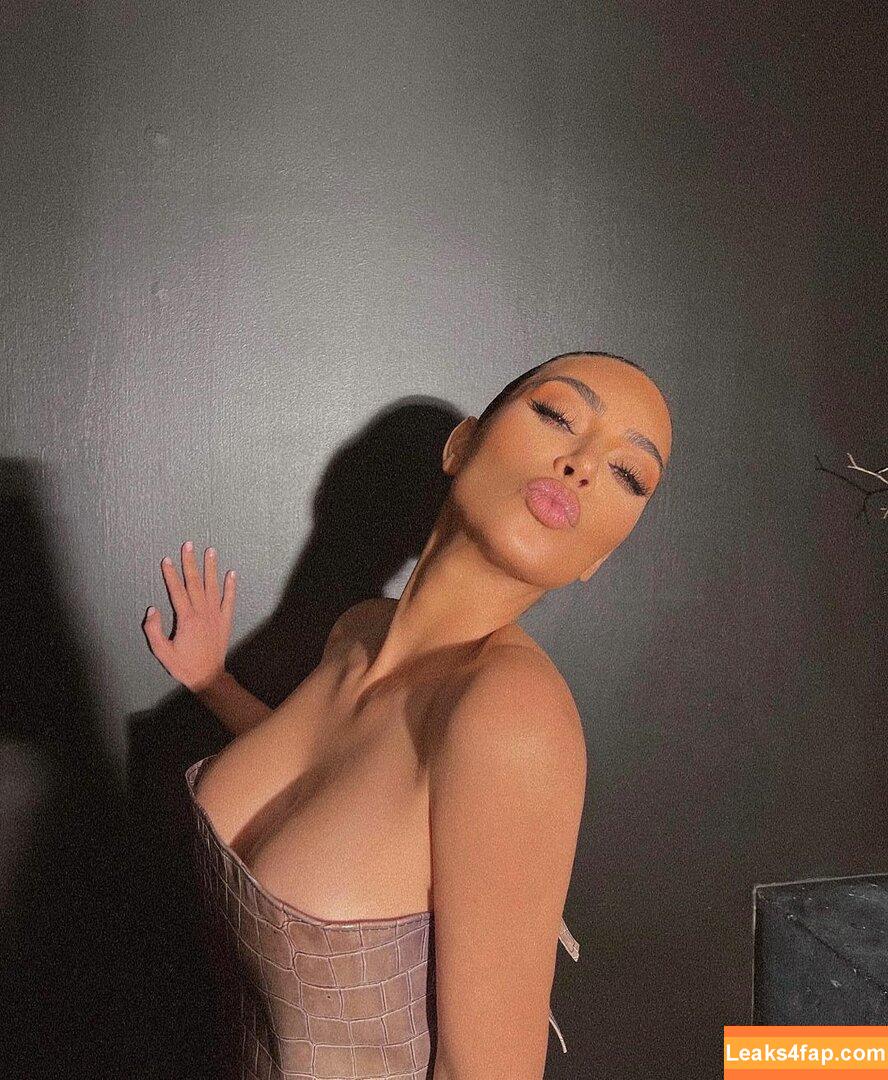 Kim Kardashian / https: / kimkadarshian / kimkardashian leaked photo photo #0011