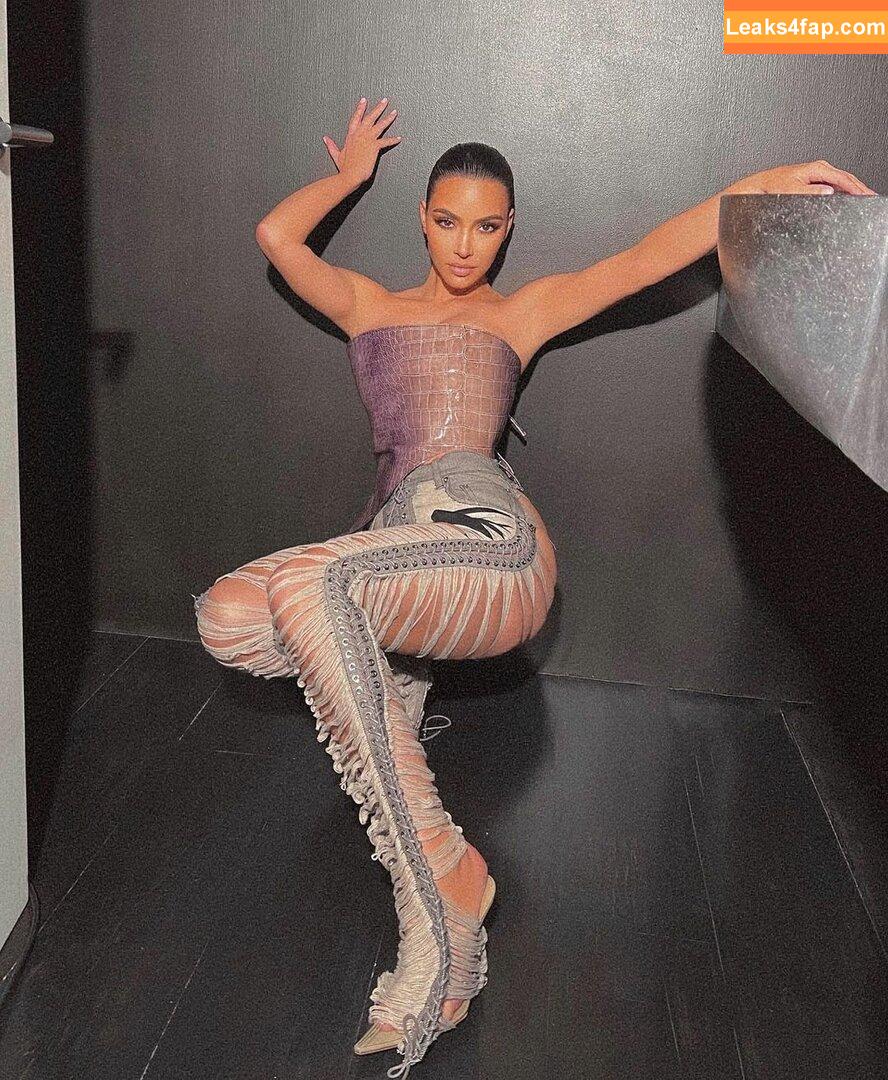 Kim Kardashian / https: / kimkadarshian / kimkardashian leaked photo photo #0012