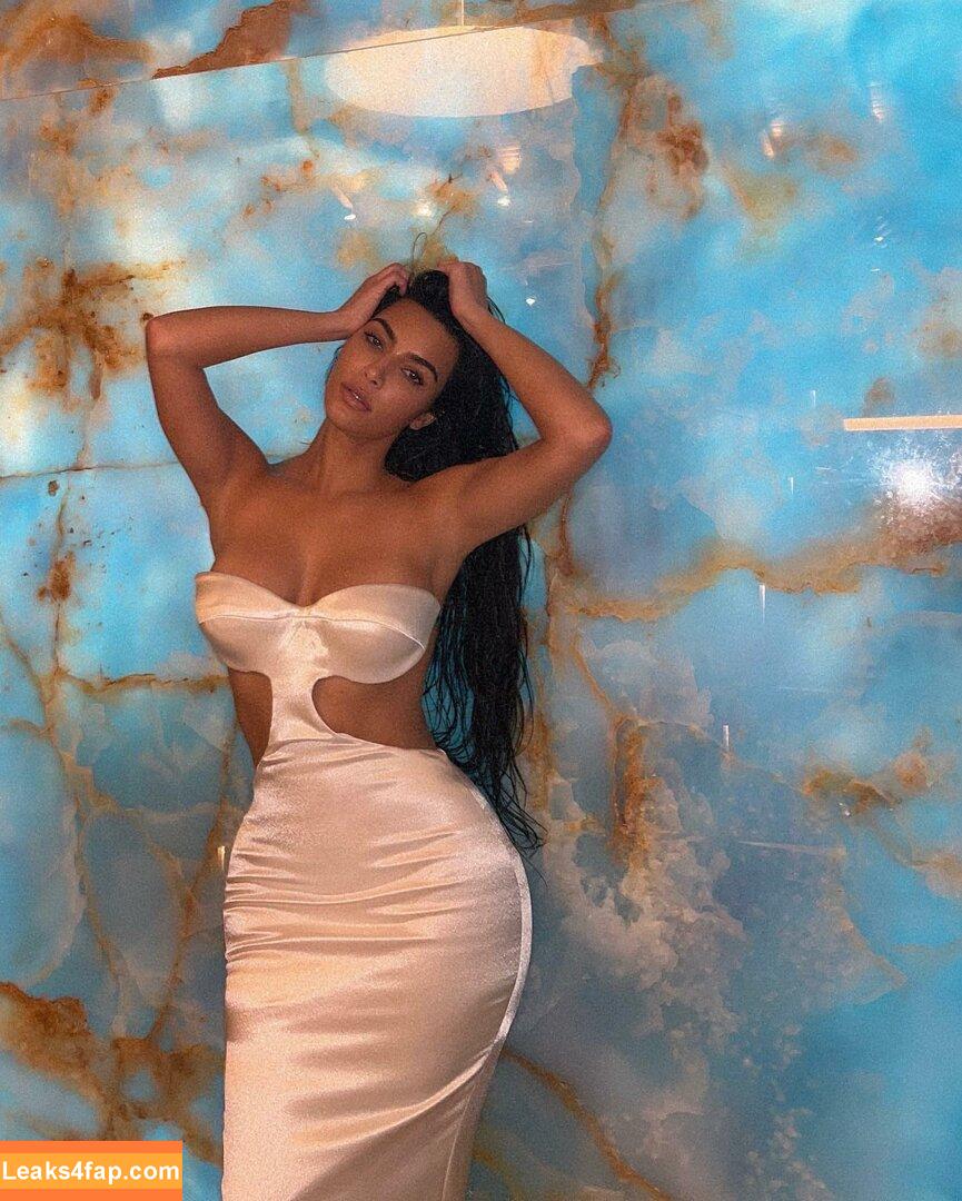 Kim Kardashian / https: / kimkadarshian / kimkardashian leaked photo photo #0016