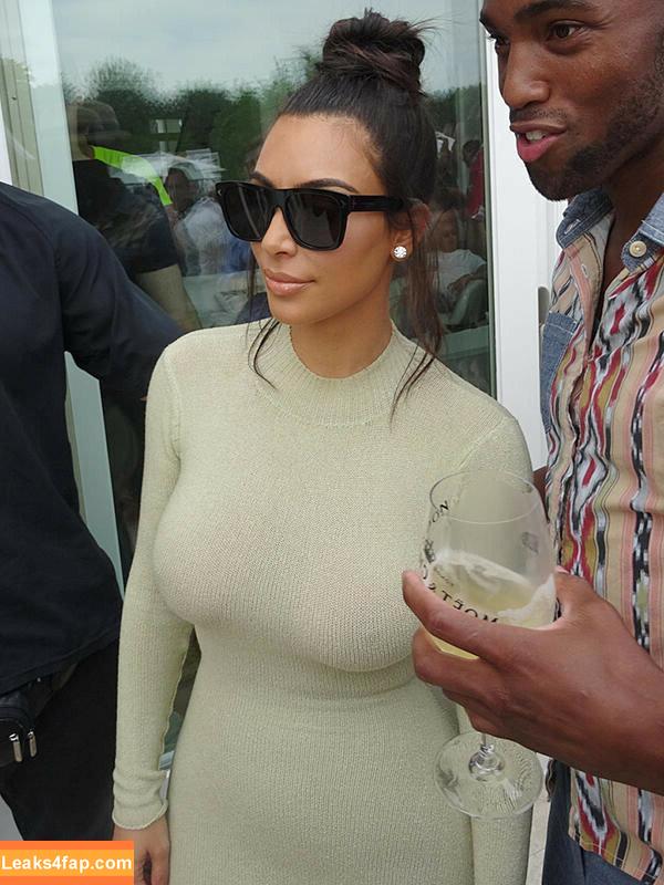 Kim Kardashian / https: / kimkadarshian / kimkardashian leaked photo photo #0024