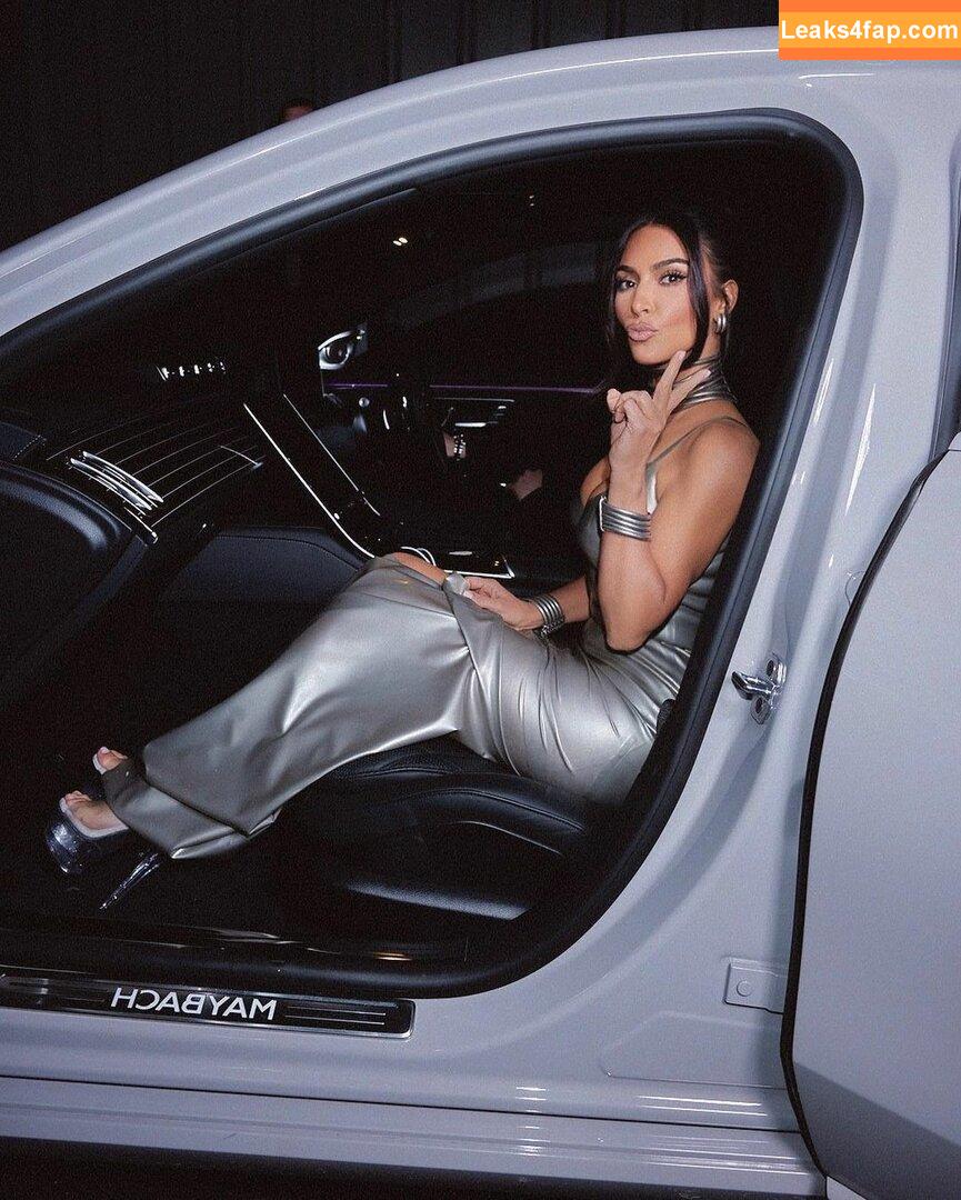 Kim Kardashian / https: / kimkadarshian / kimkardashian leaked photo photo #0049
