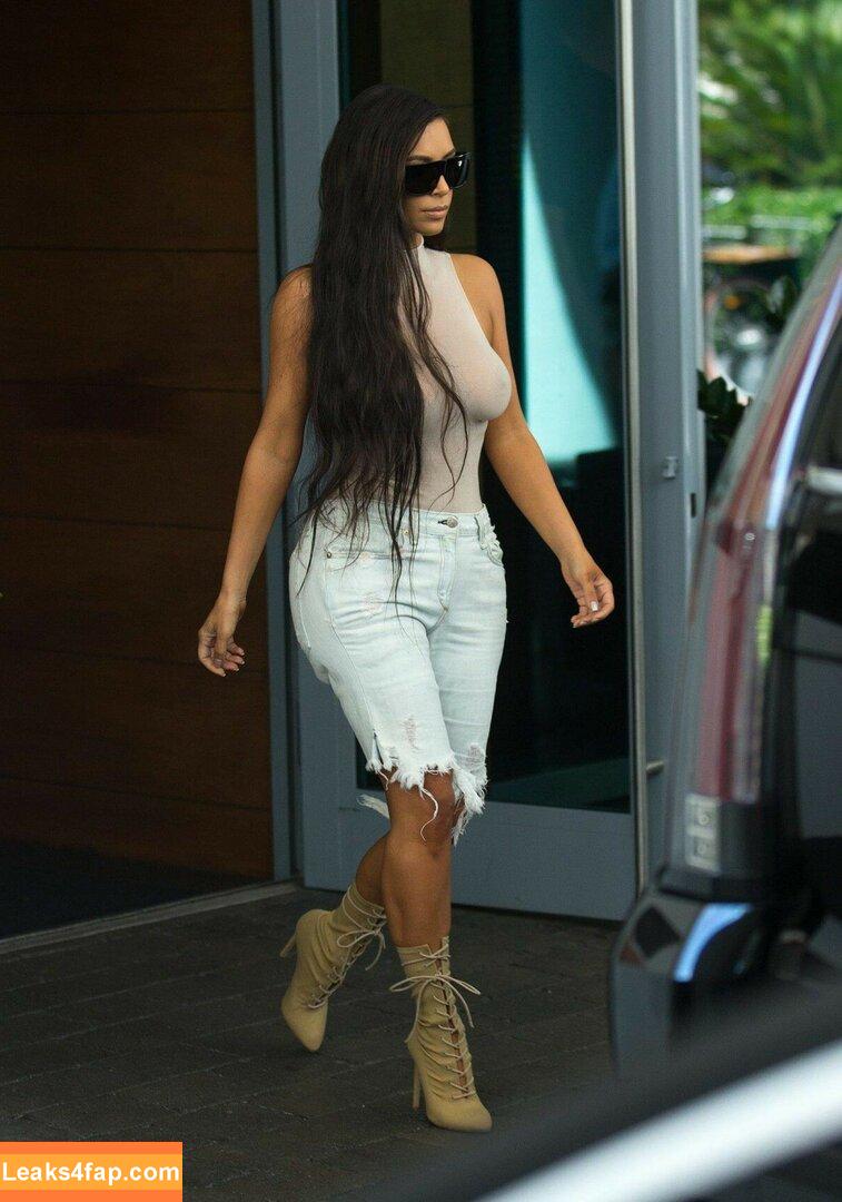 Kim Kardashian / https: / kimkadarshian / kimkardashian leaked photo photo #0085