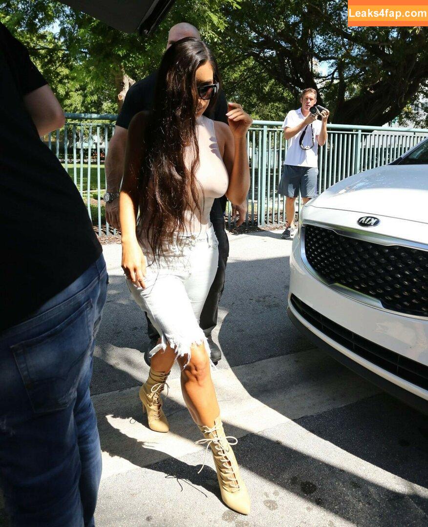 Kim Kardashian / https: / kimkadarshian / kimkardashian leaked photo photo #0095
