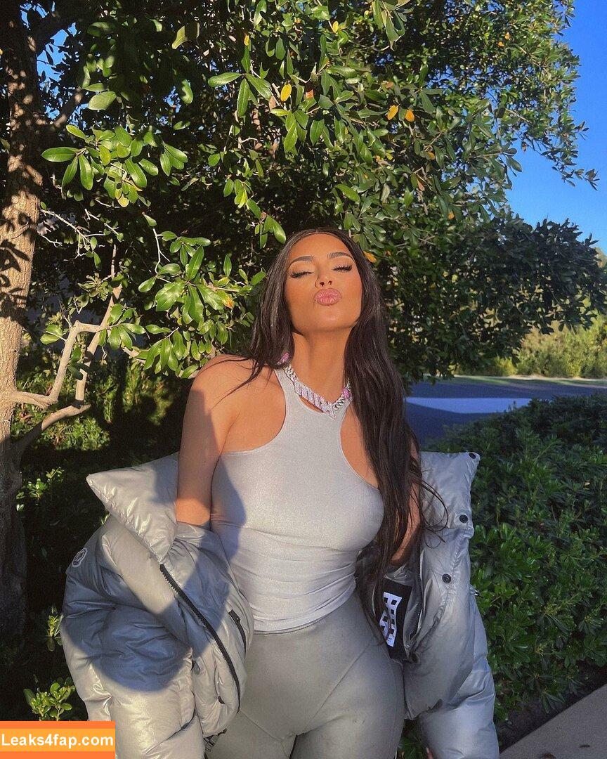 Kim Kardashian / https: / kimkadarshian / kimkardashian leaked photo photo #0111