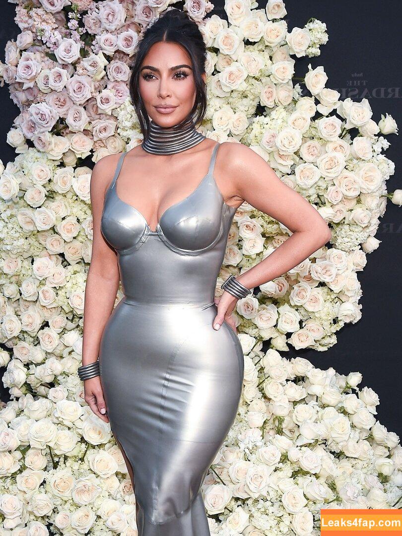 Kim Kardashian / https: / kimkadarshian / kimkardashian leaked photo photo #0144