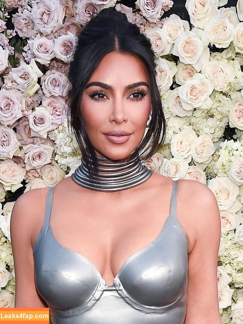 Kim Kardashian / https: / kimkadarshian / kimkardashian leaked photo photo #0149