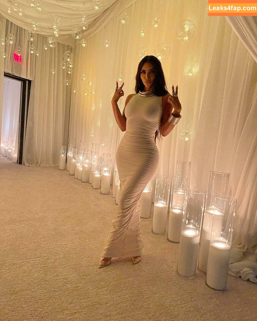 Kim Kardashian / https: / kimkadarshian / kimkardashian leaked photo photo #0180