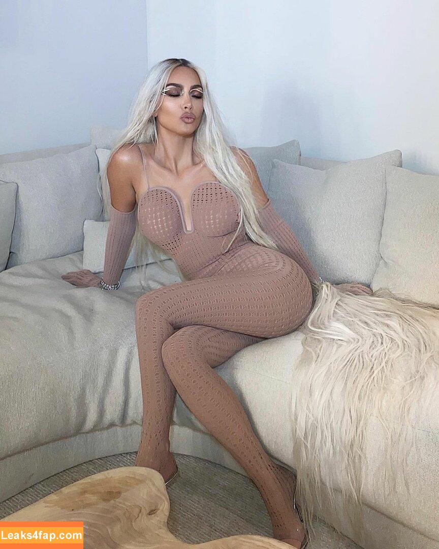 Kim Kardashian / https: / kimkadarshian / kimkardashian leaked photo photo #0197
