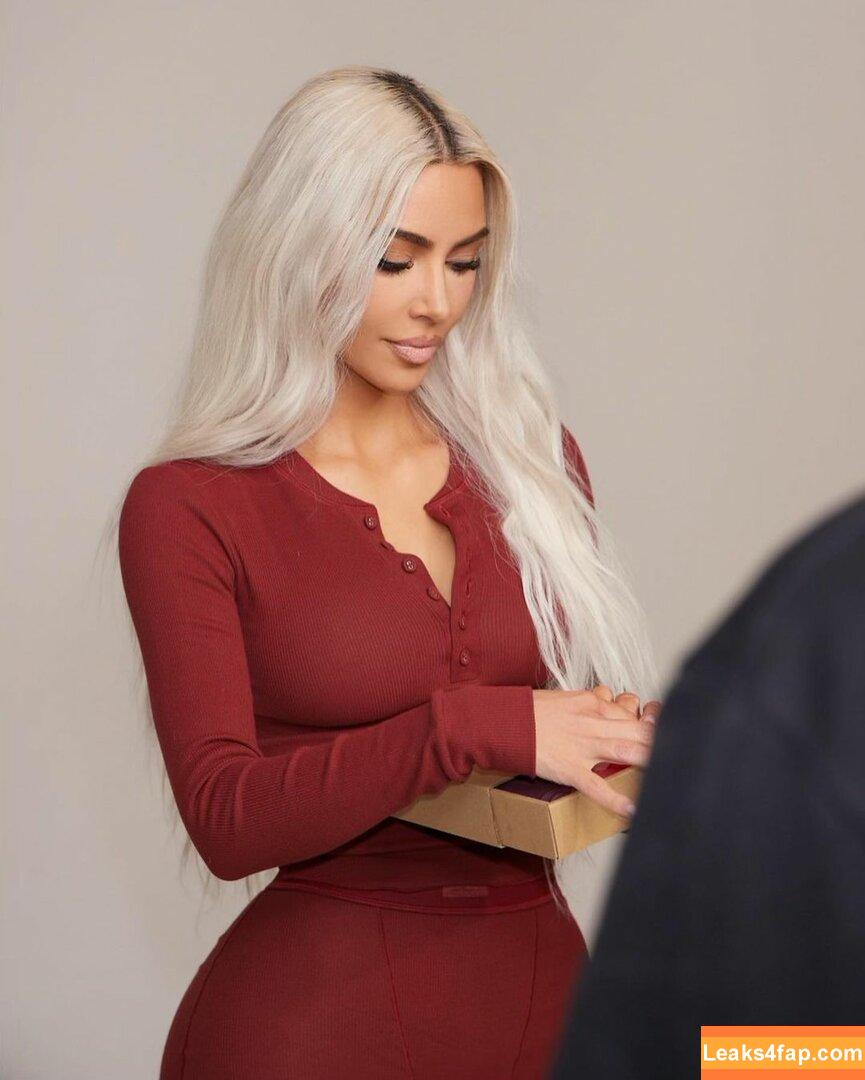 Kim Kardashian / https: / kimkadarshian / kimkardashian leaked photo photo #0295