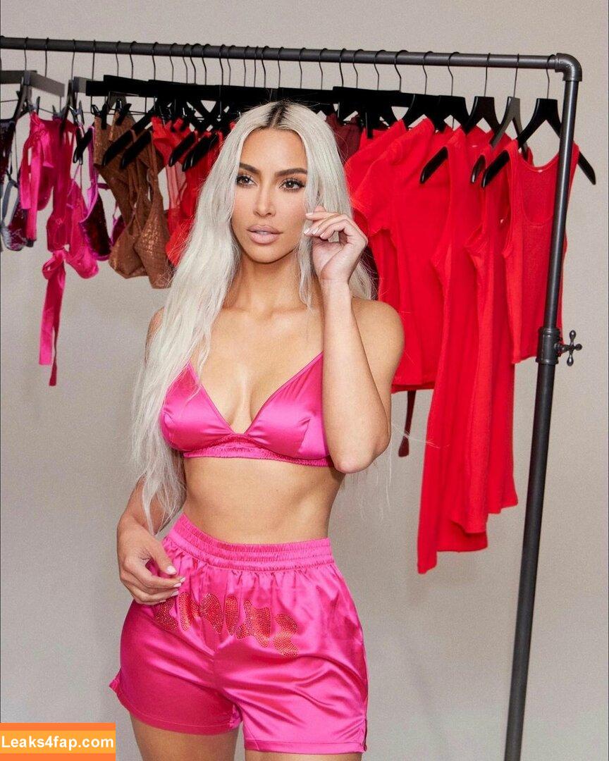 Kim Kardashian / https: / kimkadarshian / kimkardashian leaked photo photo #0296