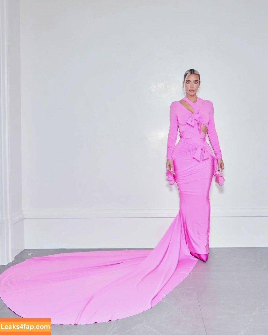 Kim Kardashian / https: / kimkadarshian / kimkardashian leaked photo photo #0309