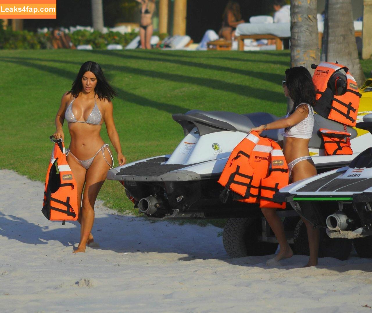 Kim Kardashian / https: / kimkadarshian / kimkardashian слитое фото фото #0329