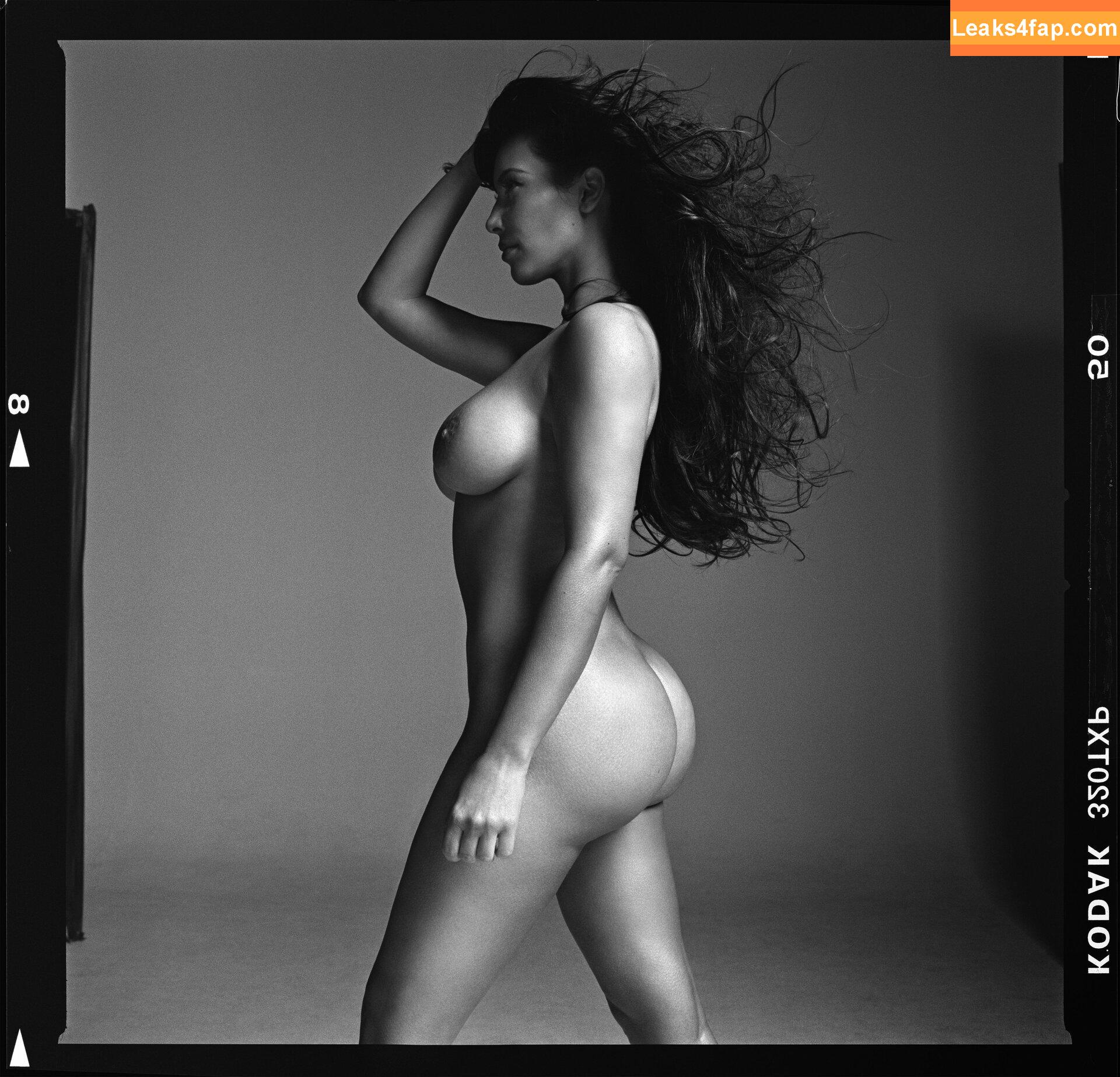Kim Kardashian / https: / kimkadarshian / kimkardashian leaked photo photo #0368