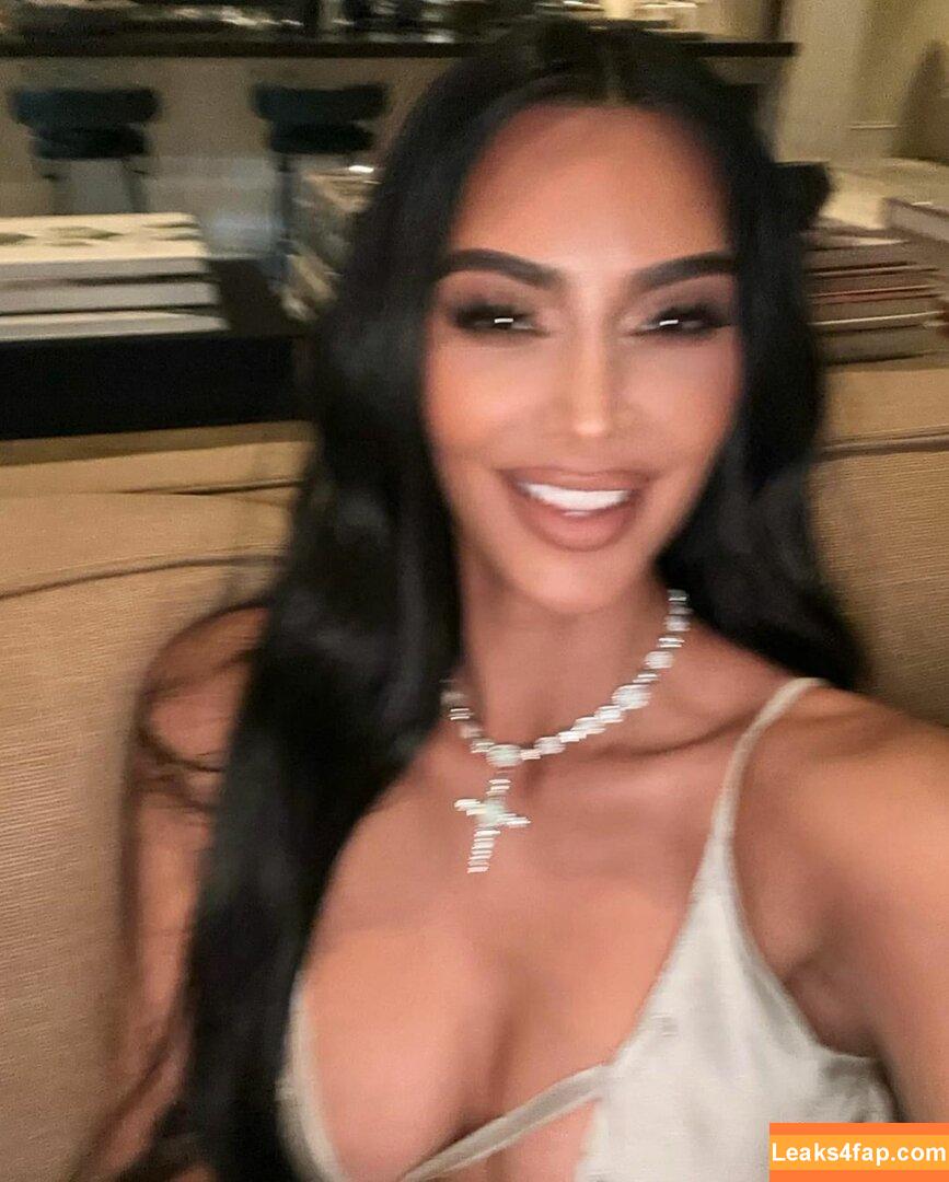 Kim Kardashian / https: / kimkadarshian / kimkardashian leaked photo photo #0385