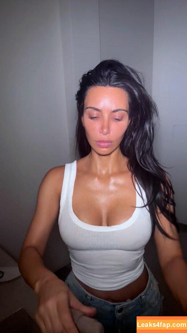 Kim Kardashian / https: / kimkadarshian / kimkardashian leaked photo photo #0392