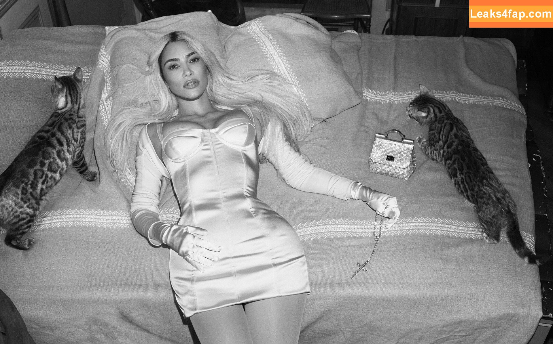 Kim Kardashian / https: / kimkadarshian / kimkardashian leaked photo photo #0432