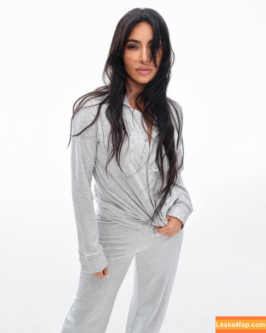 Kim Kardashian / https: / kimkadarshian / kimkardashian leaked photo photo #0478