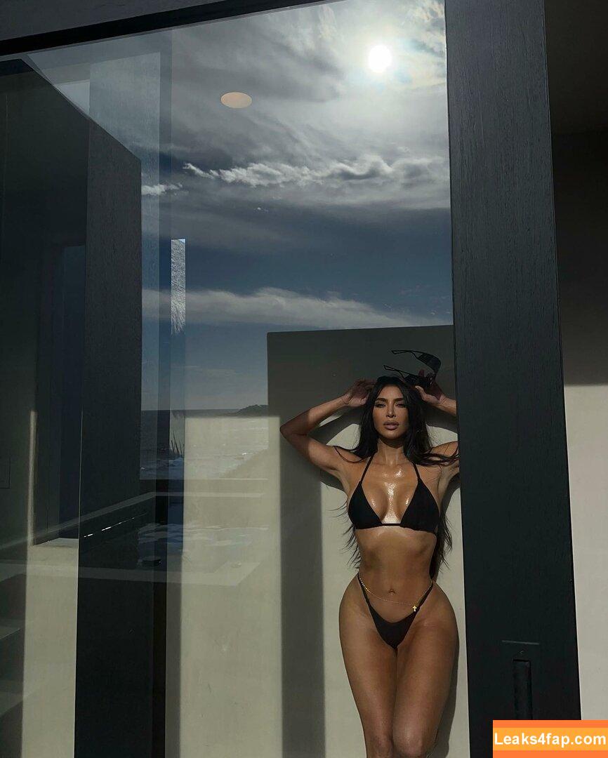 Kim Kardashian / https: / kimkadarshian / kimkardashian leaked photo photo #0499
