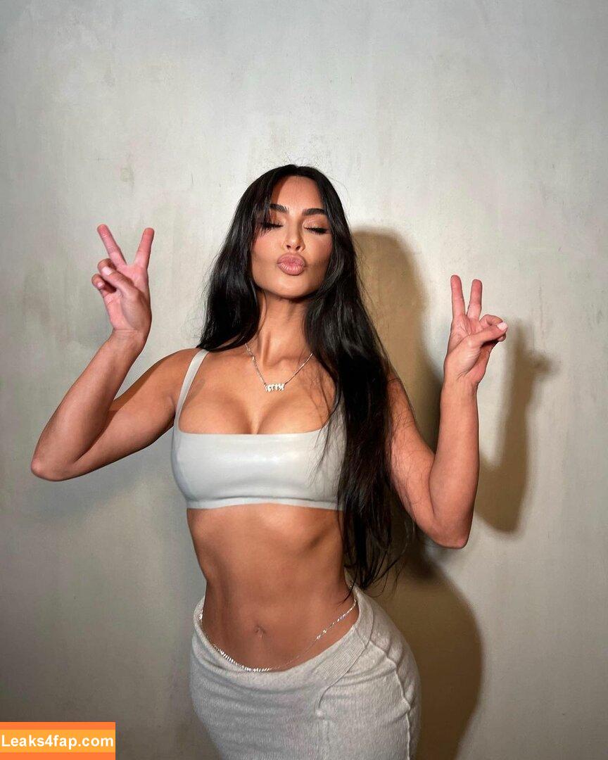 Kim Kardashian / https: / kimkadarshian / kimkardashian leaked photo photo #0522